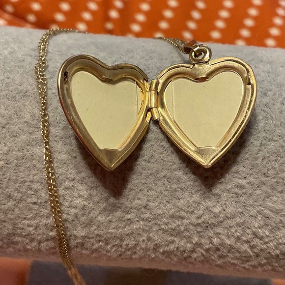 Gold plated locket with 18” chain - Picture 2 of 2